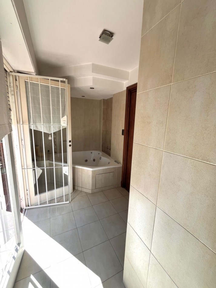 CHALET 5 AMB. CON PARQUE