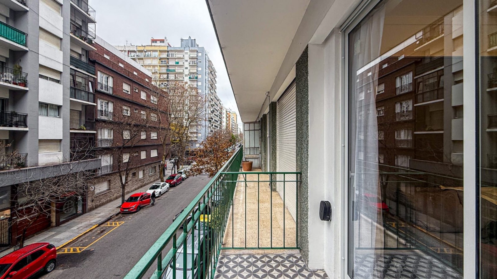DOS AMB CON DEP. A LA CALLE CON BALCON SALIENTE
