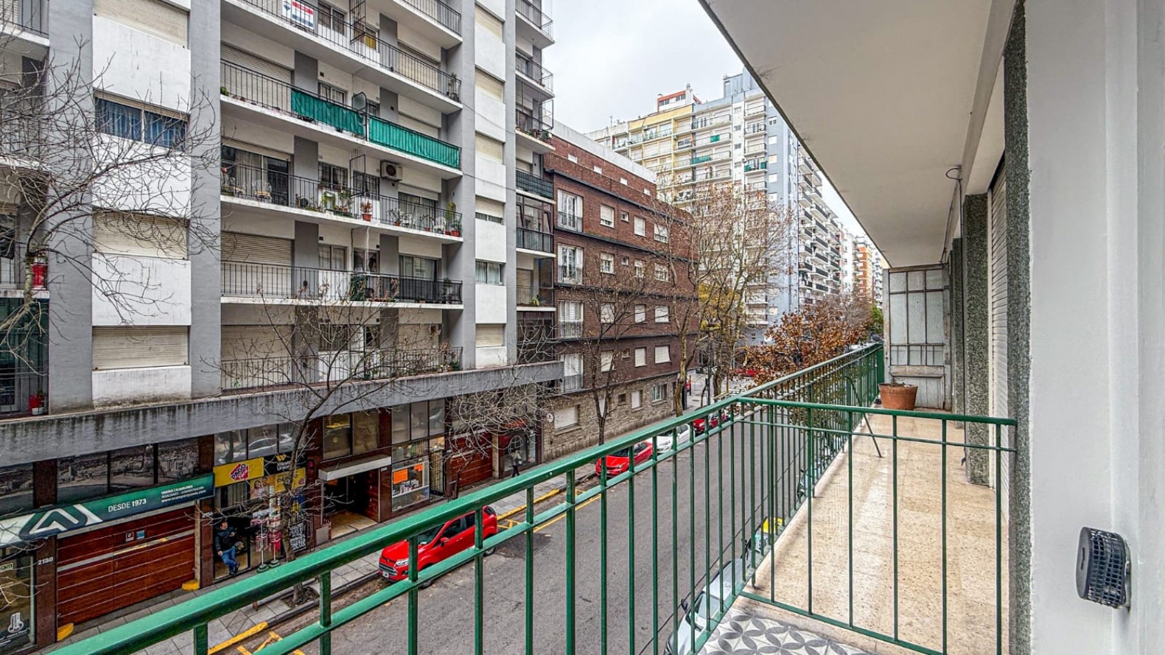 DOS AMB CON DEP. A LA CALLE CON BALCON SALIENTE