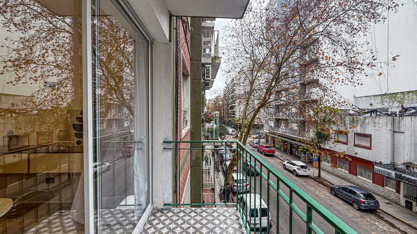 DOS AMB CON DEP. A LA CALLE CON BALCON SALIENTE