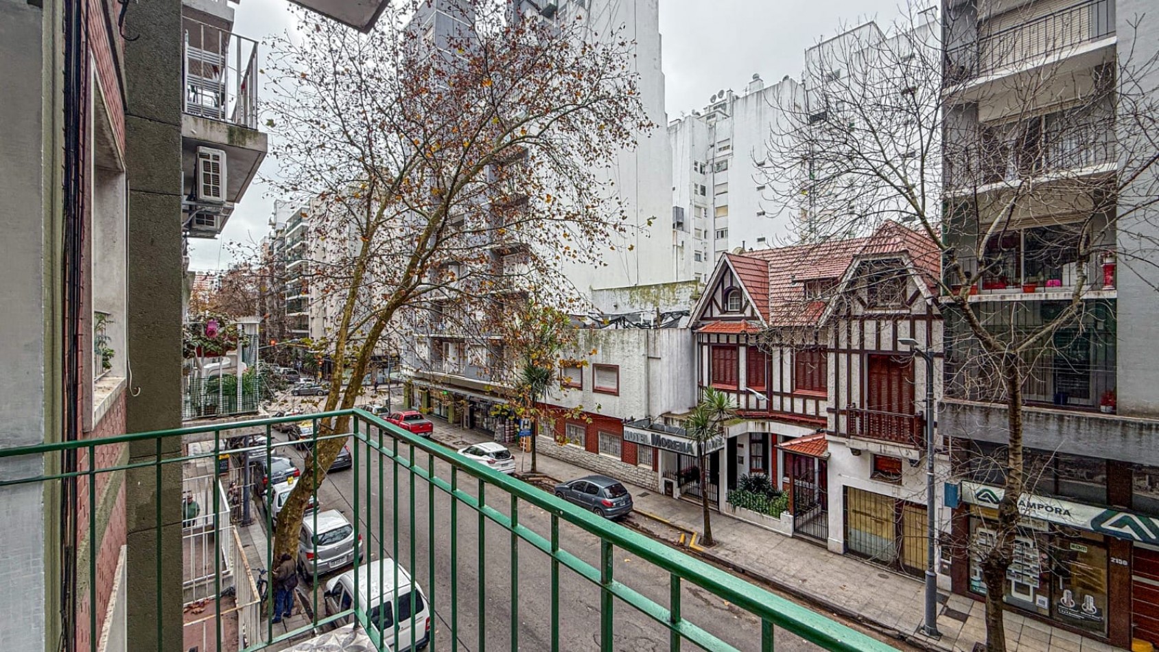DOS AMB CON DEP. A LA CALLE CON BALCON SALIENTE