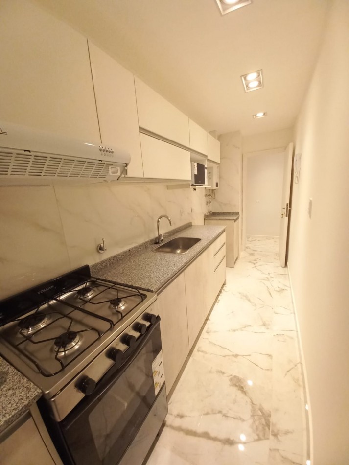 DEPARTAMENTO 3AMB A LA CALLE CON BALCON SALIENTE